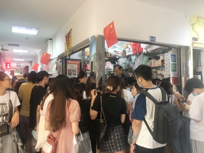 精品店货架定制：以兴趣为核，亲历电商直播，美妆行业搭上增长快车